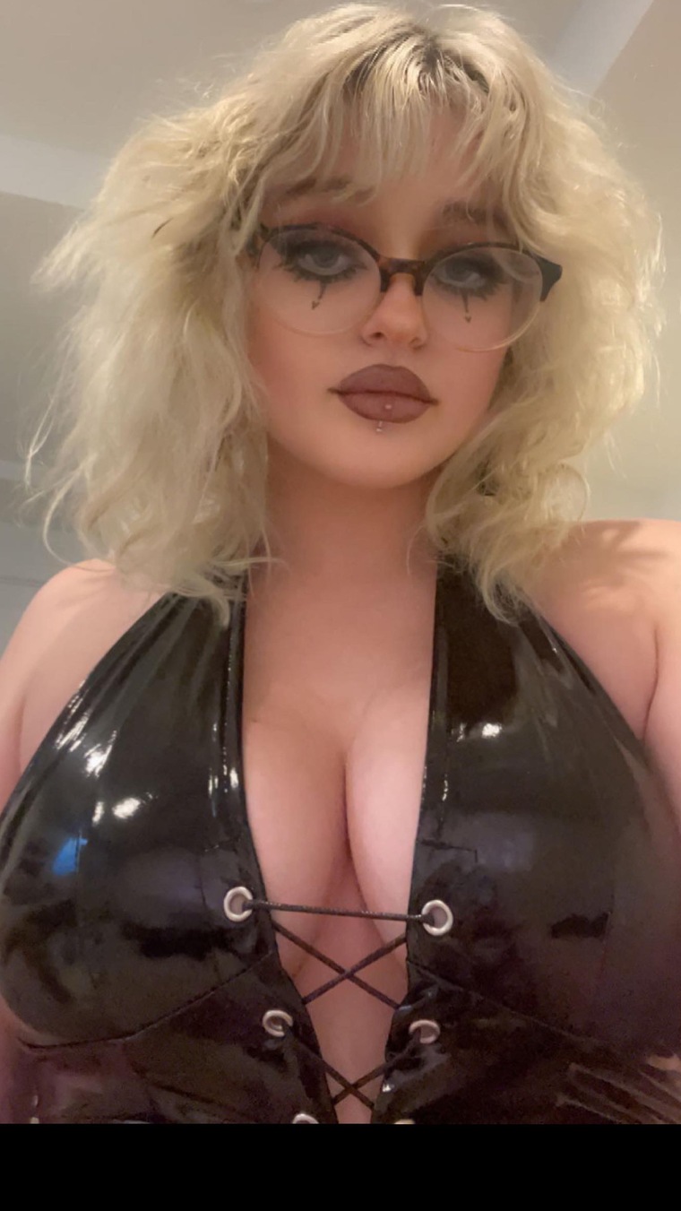 gothicfeetmomm onlyfans